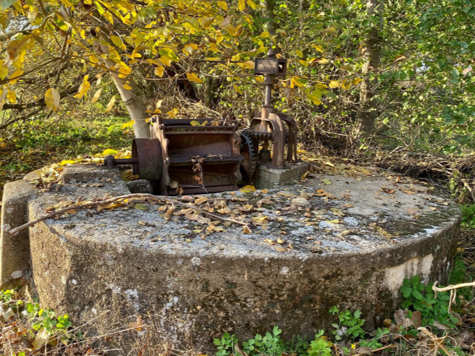 Pozo con bomba de agua en el campo tapado para proteger el medioambiente. Estudio realizado por al proyectos medioambientales