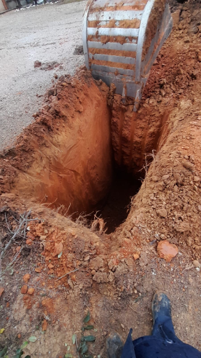 Zanja realizada por excavadora para sondeo de agua subterránea por al proyectos medioambientales